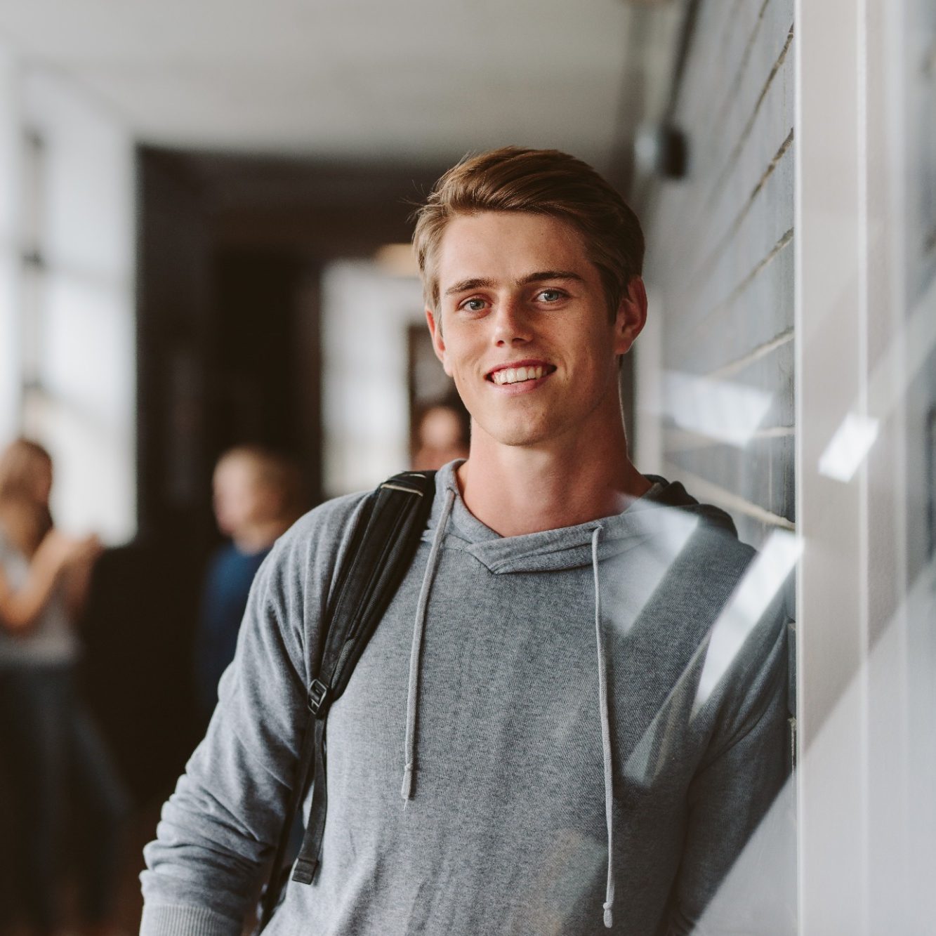Student Student auf Gang in Hochschule