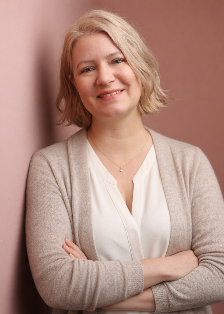 Portrait - Janina Simone Kulcsar Portrait - Janina Simone Kulcsar vor Bäumen