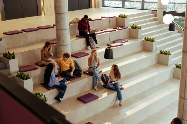 Foyer Hochschule Foyer Hochschule mit Studenten